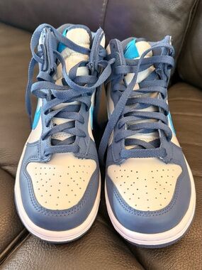 Nike Dunk High Youth Size 5 Light Bone/Blue Lightning brand new half box no lid